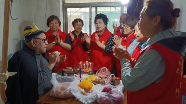 阳泉市义工联合会2026年6月幸福家园敬老服务40名义工服务了19次对新市街等社区的13位服务对象提供了志愿服务以平凡陪伴延续义工之间的真挚情谊