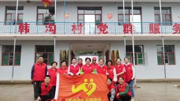 风雨同心助农售杏温情传递双向温暖----忻州市爱心公益协会帮助志愿者王秀平韩沟村家中60棵彩虹杏的采摘工作采摘杏子1100余斤捐赠至5所光荣院养老院及特殊教育学校