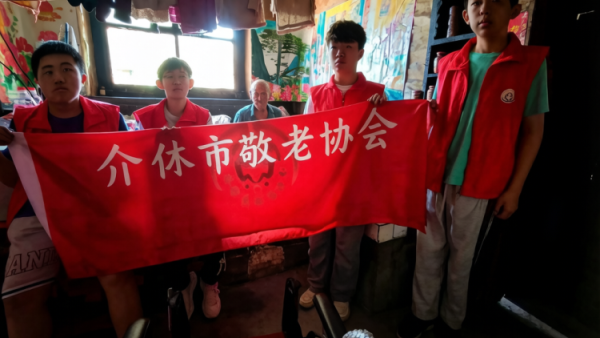 介休市敬老协会志愿者入户赵家庄村杨志吉老人家（现居住西湖龙村）为老人打扫室内外卫生刷洗锅碗瓢盆理发洗漱做饭包饺子