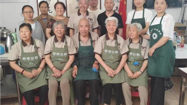 一碗热面暖人心文化健体添温情----长治市小雨点公益志愿者协会思源组7月6日在长治市雨花斋二部开展免费供餐暖心公益活动
