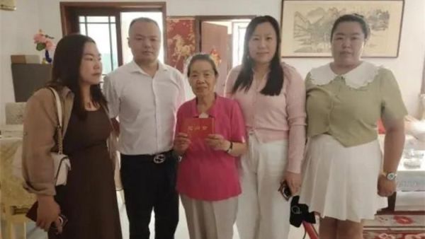 小店区工商联携爱心企业家吴总夫妇走进平阳路街道滨东社区开展公益慰问活动走访慰问辖区6户困难群众为他们送去慰问金和诚挚关怀