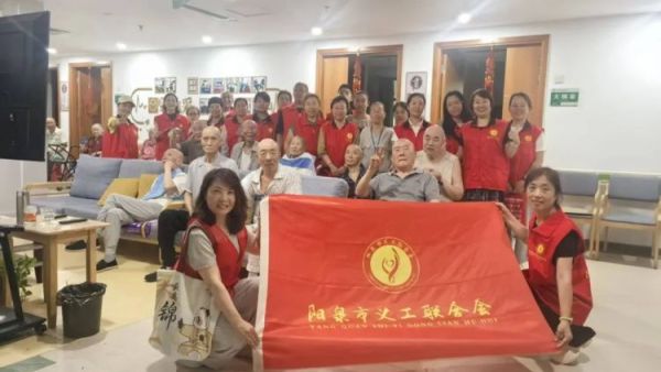 给老人一份幸福就是给自己一份快乐----阳泉市义工联合会在恒爱仁和为老服务院开展为老人理发洗头洗脚剪指甲陪他们聊天系列服务活动让老人们感受到来自社会亲情般的温暖