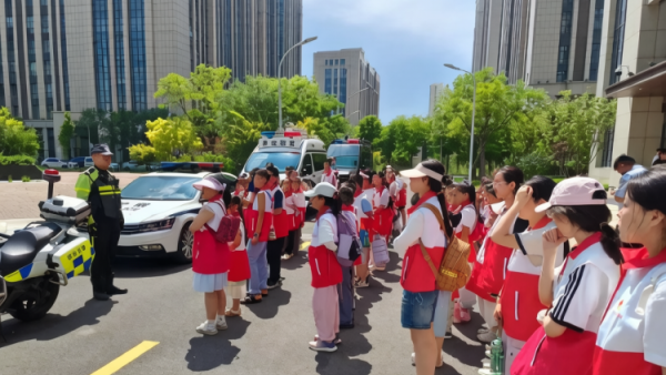 山西省第五届红十字小小宣讲员活动在太原市开展交通安全专题培训引导小小宣讲员零距离学习交通安全知识筑牢群众日常出行安全防线