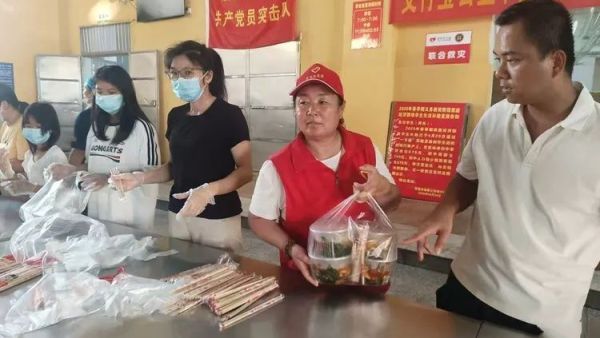 山西忻州志愿者冯丽奔赴广西灾区安置点服务日记协助重庆蓝天救援队开展后勤保障工作为一线工作人员打包盒饭
