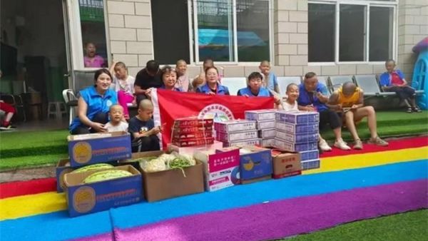 让世界充满爱心系折翼天使----长治市小雨点公益志愿者协会来到启明星智障儿童托管中心看望生活在那里可爱的孩子们为他们送去了关愛