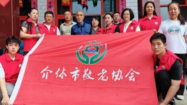 介休市敬老协会在义安镇孟王堡村入户探访特困老人85岁李恩杰为老人打扫室内外卫生刷洗锅碗瓢盆理发洗漱洗衣服做饭包饺子