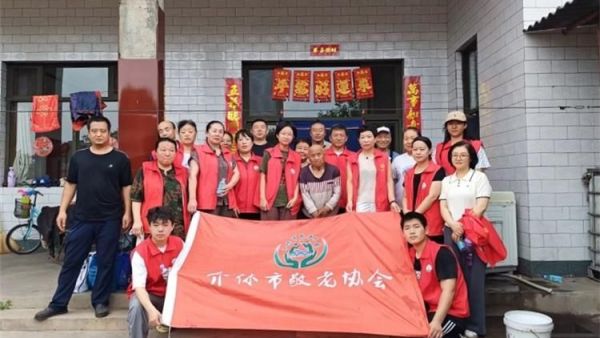 介休市敬老协会在义安镇孟王堡村入户探望特困老人80岁武正全为老人打扫室内外卫生刷洗锅碗瓢盆理发洗漱洗衣服做饭包饺子