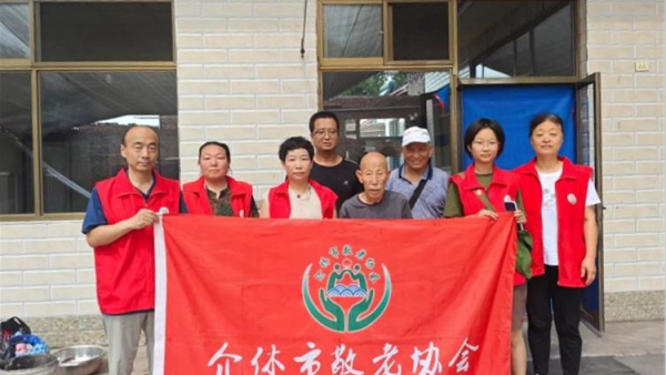 介休市敬老协会在义安镇孟王堡村入户探访特困老人81岁岳延华为老人打扫室内外卫生做饭包饺子让每一位老人都能安享从容温暖的晚年