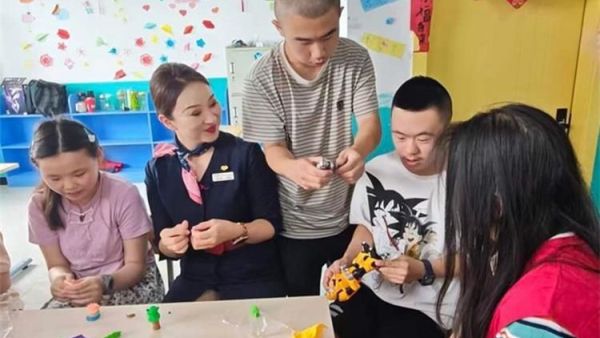 点亮星光与爱同行----东航山西分公司爱在东航志愿服务活动圆满结束漂亮的空姐和帅气的飞行员哥哥来太原市灵星社区服务中心陪心青年一起做手工了