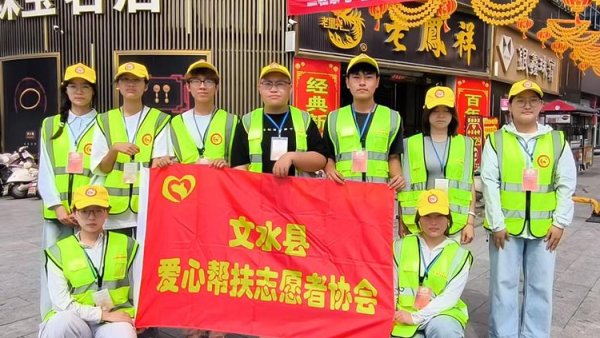 志愿红守路口绘文明交通画卷----文水县爱心帮扶志愿者协会开展东门秩序维持活动耐心对过往市民开展交通安全劝导向路人普及日常出行交通法规
