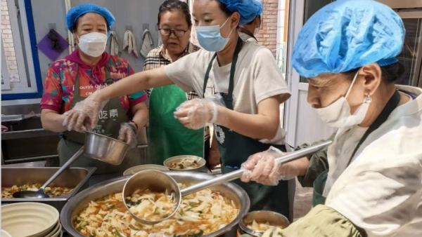 一碗热汤暖长夏一份善念润潞州----长治市小雨点公益志愿者协会思源组爱心人士7月13日送来了一批物资捐赠清单上有保障口粮的白面50斤大米50斤还有消暑佳品绿豆3袋白糖1袋西瓜以及70包鲜嫩的玉米