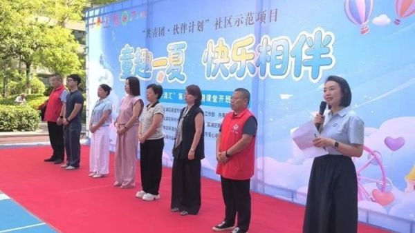 盐湖区志愿者协会开展暑期公益课堂大学生志愿者们用知识反哺社会用陪伴温暖童心在课业辅导的平凡岗位上践行着奉献友爱互助进步的志愿服务精神