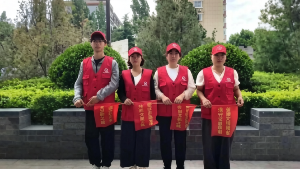 临汾市文明交通志愿者协会打造水厂十字志愿服务先锋岗组织志愿者在早晚高峰时段定点值守以持之以恒的志愿行动擦亮临汾的文明窗口
