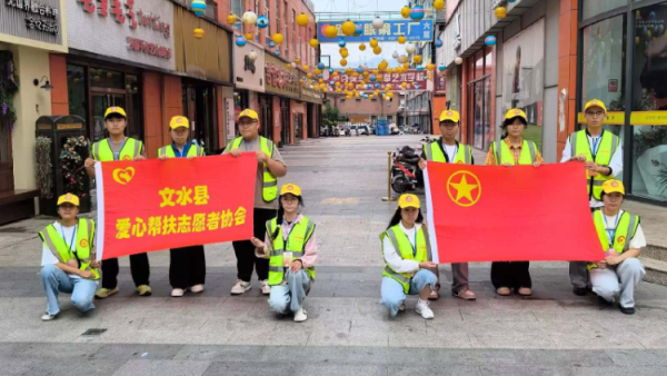 路口微光显担当文水青年志愿者绘就文明风景线----文水县爱心帮扶志愿者协会志愿者们分别值守文水县兴华路和金亿天街东门车流不息的十字街口维护路口通行秩序引导市民文明安全出行