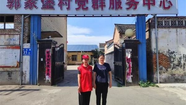 长治市潞城区正能量公益协会志愿者走进郭家堡村慰问老党员生活困难户给他们送上生活必需品白面和食用油