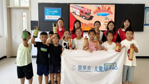 消防科普进站点安全知识伴童行----吕梁市离石区青年志愿者协会开展消防安全科普主题活动志愿者通过知识讲解带领孩子们解锁消防常识在玩乐中把安全知识记在心间