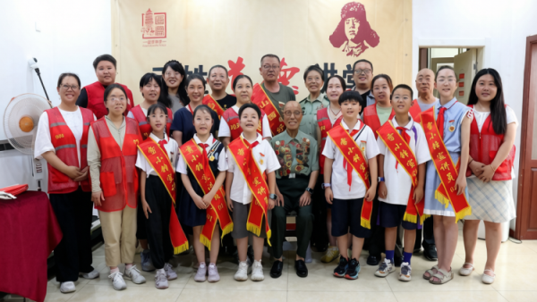 老兵传薪火童声续荣光----太原市桥东街道东岗社区特邀雷锋杂志社太原工作部雷锋宣讲团走进社区开展“老兵讲军史、少年传精神”庆八一红色雷锋主题宣讲活动