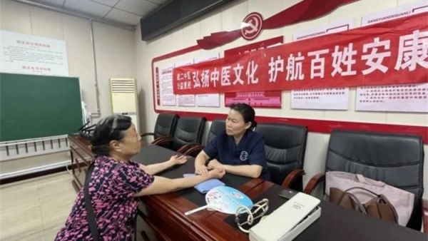 盐湖区志愿者协会联合运城市爱心驿站社会工作服务中心志愿者组织的情暖夕阳敬老志愿服务活动在府西街社区举办理发理疗义诊精神慰藉多元服务相结合