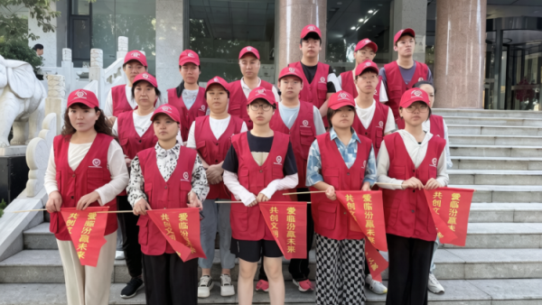 文明交通劝导温情守护出行路----临汾市文明交通志愿者协会组织志愿者在水厂十字岗开展常态化文明交通劝导志愿服务过往市民纷纷为志愿者热心举动点赞