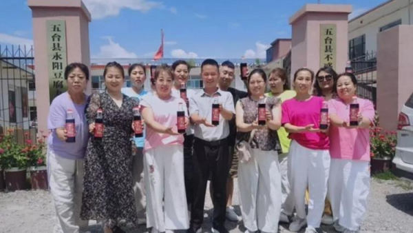 十载行善路温情暖永阳----杨燕英与五台公益之家的志愿者们自驾奔赴永阳村把贴心服务与欢声笑语送到村民身边常态化上门开展便民服务把温暖长久留在这片土地