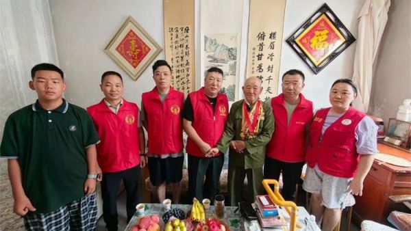 致敬峥嵘岁月情暖功勋老兵----建军99周年太原市神舟老班长爱国拥军志愿服务团联合老军营街道退役军人服务站专程走访慰问99岁高龄老兵祁法治开展暖心拥军志愿服务活动