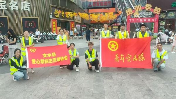 文水县爱心帮扶志愿者协会突击队的志愿者7月28日值守东门红绿灯下疏导交通维护通行秩序愿大家自觉养成防护习惯平安出行
