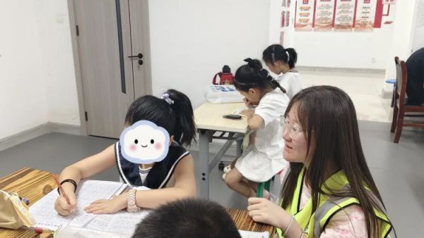 晋中新青年高校志愿者联合服务中心深入榆次区龙湖社区开展春暖社区项目大学生暑期志愿服务活动为社区居民子女开办暑期托管班