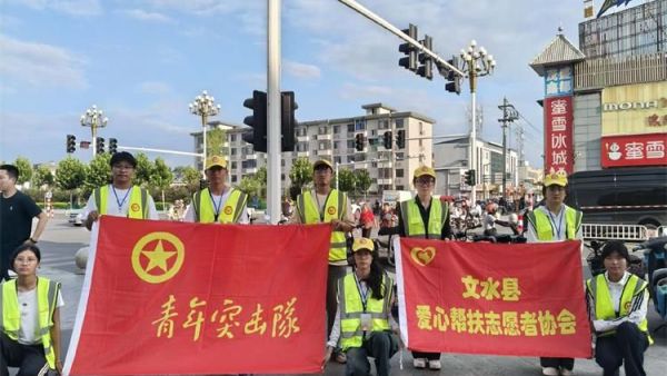 文水县爱心帮扶志愿者协会突击队的志愿者7月29日值守东门红绿灯下疏导交通维护通行秩序现场劝导市民文明出行遵守交规