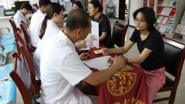 中医文化进社区健康惠民暖人心----太原市滨东社区携手北京同仁堂太原中医院开展公益义诊科普活动大家纷纷表示这样的活动既贴心又实用