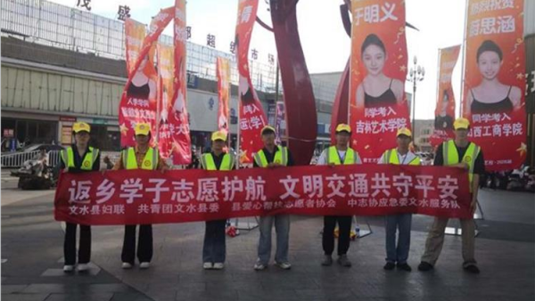 文水县爱心帮扶志愿者协会突击队的志愿者7月31日继续值守在东门红绿灯下疏导交通维护通行秩序现场劝导市民文明出行