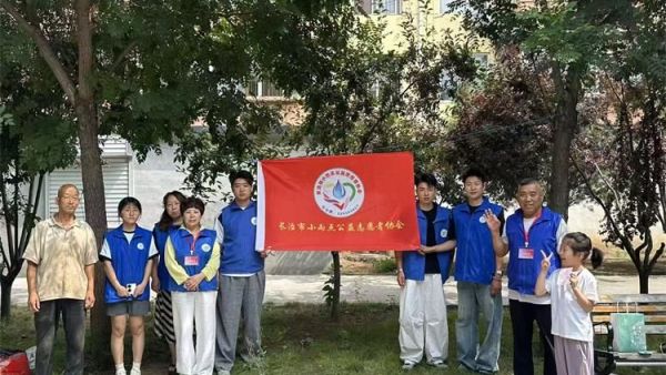 长治市小雨点公益志愿者协会组织志愿者进行便民服务志愿者为居民们义务理发活动