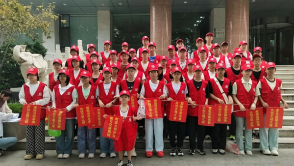 党建引领聚合力志愿服务进社区----临汾市文明交通志愿者协会庆八一文明实践活动开展文明交通劝导交通安全普法宣传垃圾分类志愿服务以实际行动助力文明城市创建