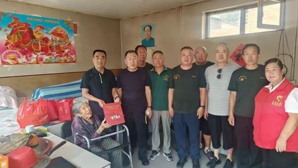 传承红色精神庆八一建军节慰问烈士家属----忻州部分参战老兵与忻州市红色志愿者前往忻府区西张镇岩峰村看望慰问刘成龙烈士83岁高龄的母亲及残疾弟弟刘芳龙