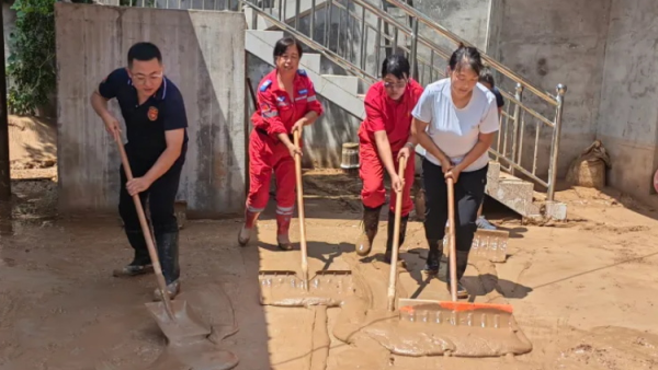 闻汛接续奋战 清淤消杀暖民心｜吕梁市中志协救援队双线开展离石灾后帮扶工作火速集结队员前往苏家村开展入户义务清淤充分展现了民间应急队伍的责任担当