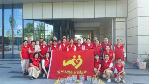 携手童心护生态文明宣传进公园----忻州市爱心公益协会牧马河生态公园志愿服务顺利开展50余名志愿者与福利院儿童结对同行捡拾纸屑塑料瓶烟头等废弃物在劳动实践中体会公益价值