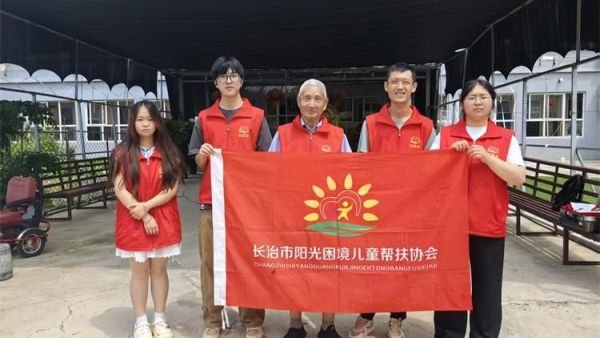 温情暖夕阳志愿护银发----长治市阳光困境儿童帮扶协会走进福乐养老院开展义务理发志愿服务让养老院的老人们真切感受到来自社会公益组织的关爱