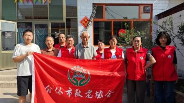 介休市敬老协会志愿者走进义安镇那村入户探访81岁李振荣老人家中为老人打扫室内外卫生刷洗锅碗瓢盆理发做饭包饺子