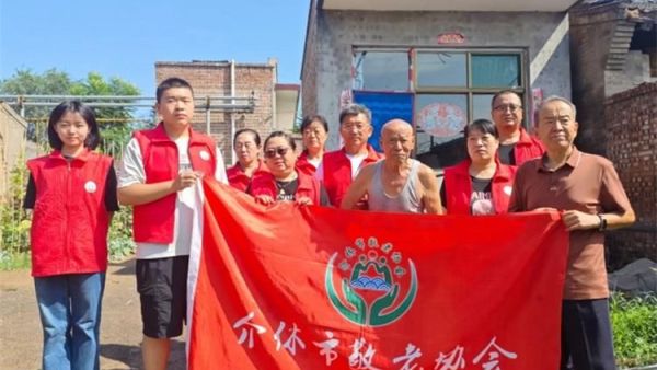 介休市敬老协会志愿者走进义安镇降家寨入户探访80岁李基栋老人家中为老人打扫室内外卫生做饭包饺子