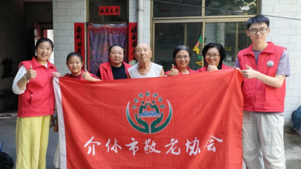 介休市敬老协会组织志愿者走进连福镇化家窑村的87岁张天生（现居住三道河）老人家中为老人打扫室内外卫生刷洗锅碗瓢盆理发做饭包饺子
