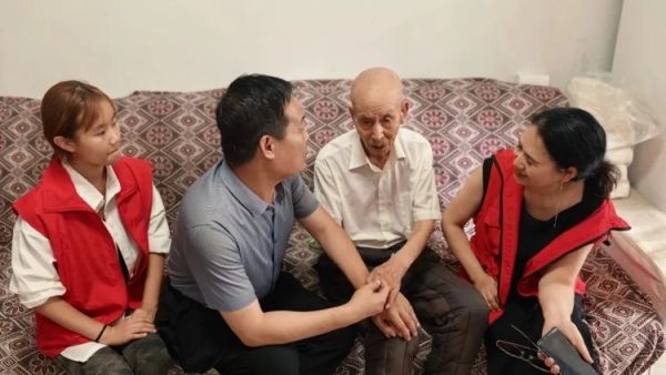 致敬革命功臣暖心关怀送上门----忻州春晖公益活动站走访慰问97岁解放战争老兵王俏昌细心送上慰问物资围坐在老人身边亲切交谈聆听红色往事致敬峥嵘岁月