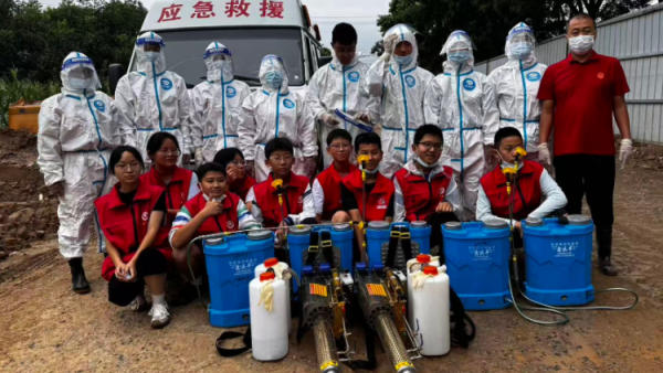 灾后救援攻坚第三天----2026年8月2日吕梁市中志协救援队和山西省道路交通安全协会吕梁工作部深入前马家村全域开展防疫消杀筑牢健康防线以志愿服务温暖受灾群众