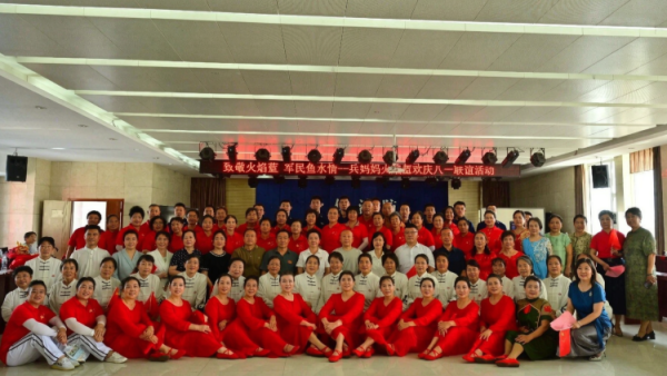 介休市老年体协舞龙专委会携手介休市梁秀娥兵妈妈团队走进介休市消防救援大队进行八一拥军慰问活动