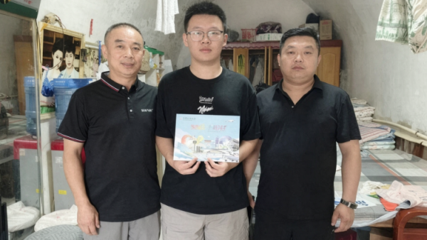八年爱心相守圆梦青春启航----石楼县青年志愿者协会和国良关爱基金助力高名宇圆梦大学送去2000元助学金祝贺他成功考入中国民航大学