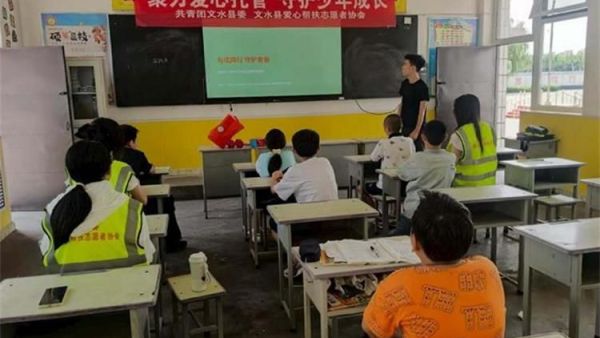 8月8日为切实解决辖区群众暑期青少年看护难问题共青团文水县委联合文水县爱心帮扶志愿者协会暑期公益托管项目岳村学校爱心托管班进行中