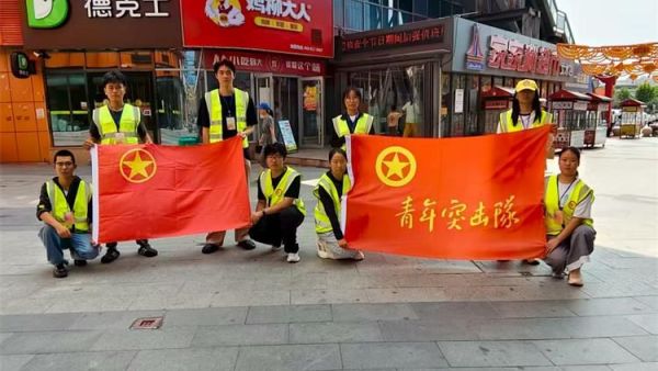 8月8日文水县爱心帮扶志愿者协会突击队的志愿者值守在东门红绿灯下疏导交通维护通行秩序安全无小事愿大家自觉养成防护习惯平安出行