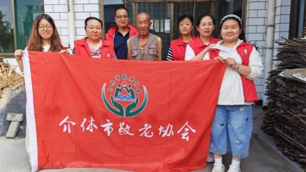 介休市敬老协会志愿者入户探访宋安村84岁侯明海老人家为老人打扫室内外卫生刷洗锅碗瓢盆理发做饭包饺子