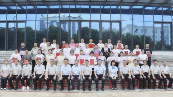 善行暖忻中助学筑芳华----建设银行忻州分行、正大书店、秀容书院山长院爱心人士向忻州一中捐赠助学为校园育人事业注入了温暖力量