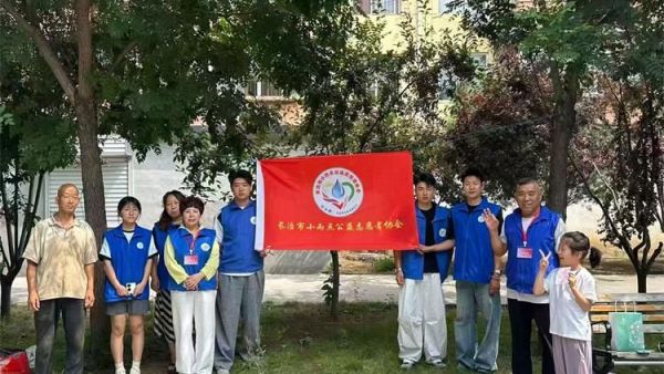 长治市小雨点志愿服务协会在小公园举办公益理发活动用心服务每一位前来的老人和居民收获了居民们的真诚认可