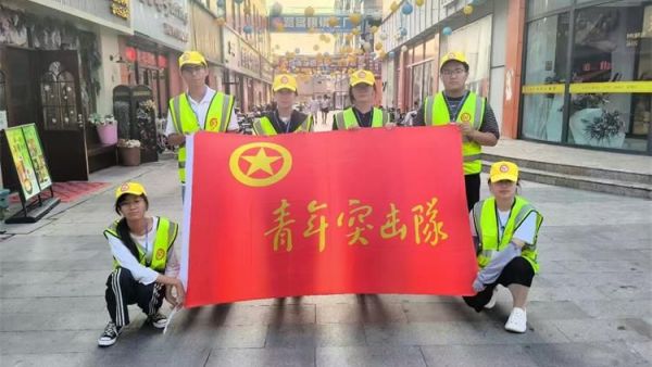 8月10日文水县爱心帮扶志愿者协会突击队的志愿者继续值守东门红绿灯下疏导交通维护通行秩序