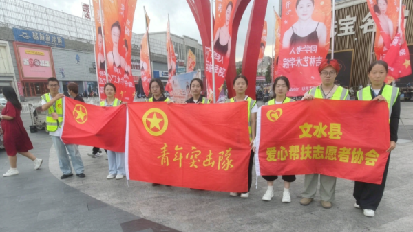 8月11日文水县爱心帮扶志愿者协会突击队的志愿者继续值守在文水县东门红绿灯下疏导交通现场劝导市民文明出行遵守交规